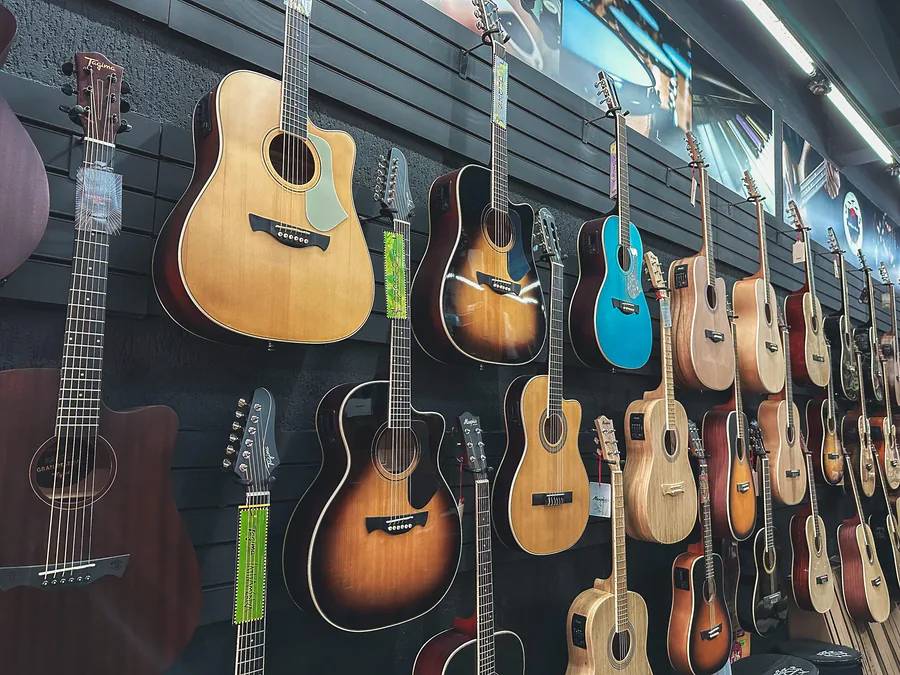 Parede de violões e guitarras acústicas na loja MdAyres Music, Zona Leste de São Paulo