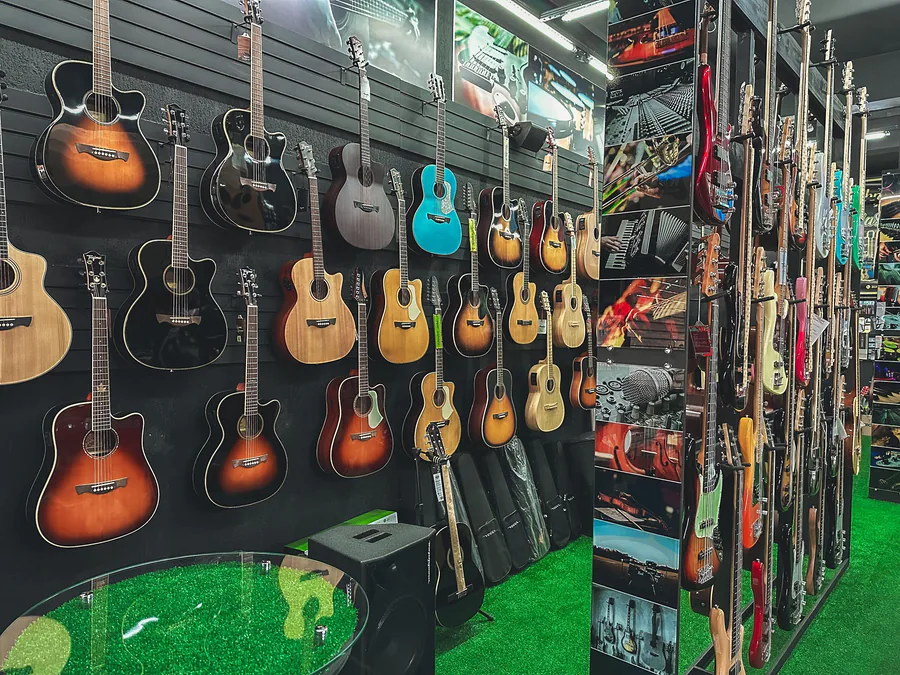 Corredor do showroom da MdAyres Music com instrumentos musicais e acessórios