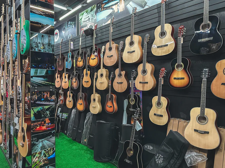 Ambiente da loja de instrumentos musicais MdAyres Music no Parque Savoy City